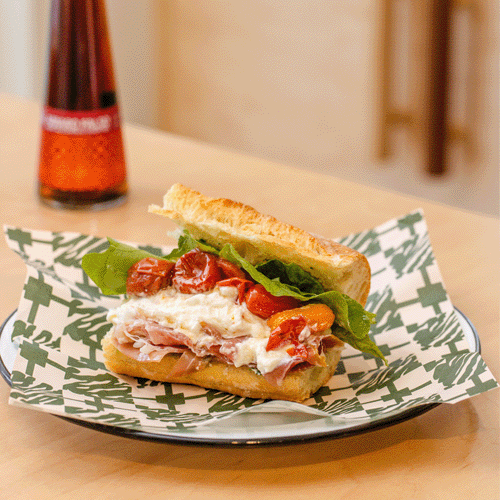 a - Prosciutto, Burrata, Arugula y Tomate Confit Sando